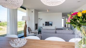 Deluxe-Villa | Wohnbereich | 45-Zoll-Flachbildfernseher mit Digitalempfang, Fernseher