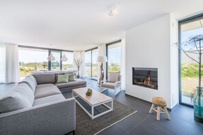 Deluxe Villa | Living area | 45-inch flat-screen TV with digital channels, TV, heated floors - De Groote Duynen (Kamperland)