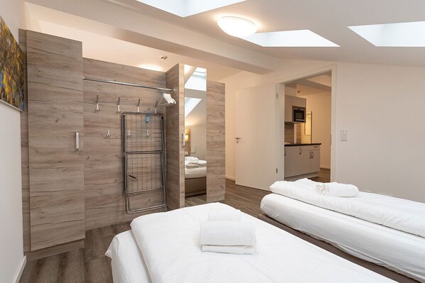 Desk, rollaway beds, free WiFi, bed sheets - Aparthotel Oberfeld West (Straßlach-Dingharting)