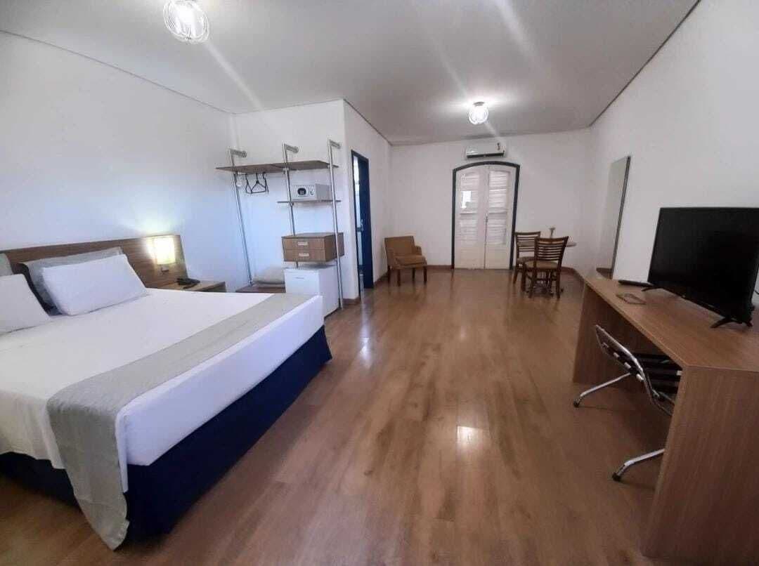 豪華四人房 | 迷你吧、客房內保險箱、書桌、免費無線上網