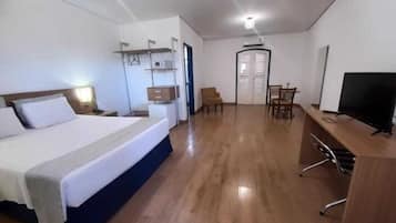 豪華四人房 | 1 間臥室、迷你吧、客房內保險箱、書桌