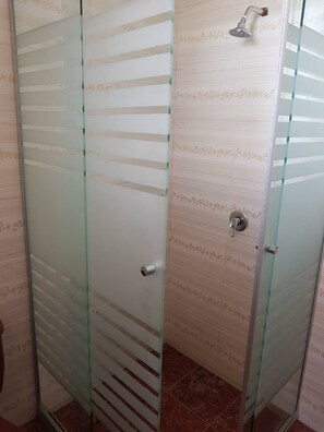 Shower, towels - Hostal Phaxsi (Isla del Sol)