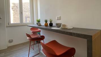 Een kookplaat, kookgerei, borden en bestek