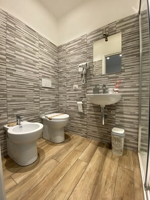 Comfort Double Room | Bathroom | Shower, bidet, towels - Alloggio Urbano - Centro Storico (Terni)