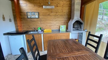 Chalet familiar, 2 habitaciones | Cocina privada | Refrigerador, parrilla de estufa y tetera eléctrica