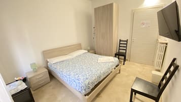 Basic Room (Private External Bathroom) | Soundproofing, iron/ironing board, free WiFi, bed sheets