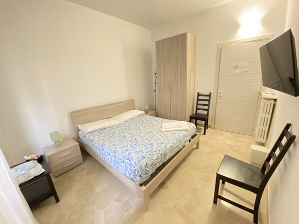 Basic Room (Private External Bathroom) | Soundproofing, iron/ironing board, free WiFi, bed sheets