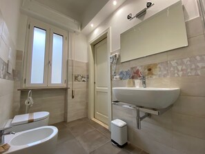 Basic Room (Private External Bathroom) | Bathroom | Shower, bidet, towels