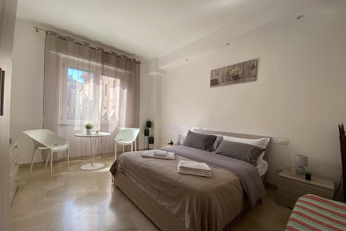 Tripla Classic | Insonorizzazione, ferro/asse da stiro, Wi-Fi gratuito, lenzuola