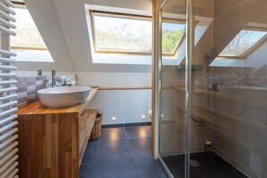 Dusche, Haartrockner, Handtücher, Toilettenpapier