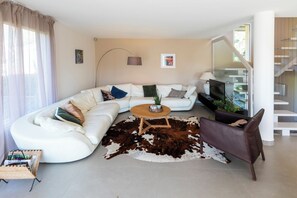 Smart TV, chimenea, tenis de mesa y libros 