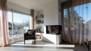 Smart TV, fireplace, ping pong, books - Villa Des Cotes - Four Bedroom Villa, Sleeps 8 (Menthon-Saint-Bernard)