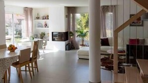 Smart TV, fireplace, ping pong, books - Villa Des Cotes - Four Bedroom Villa, Sleeps 8 (Menthon-Saint-Bernard)