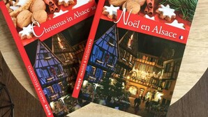 Eine Auswahl an Reiseführern mit den Titeln 'Colmar' und 'Noël en Alsace', mit Bildern der Architektur und festlichen Dekorationen Elsass'