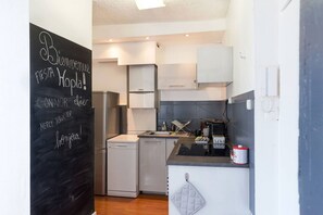 Réfrigérateur, micro-ondes, four, plaque de cuisson