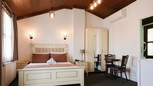 A bedroom with a bed, bedside tables, a desk with a chair, and an air conditioning unit. - Galata Dream Hotel (Istanbul)