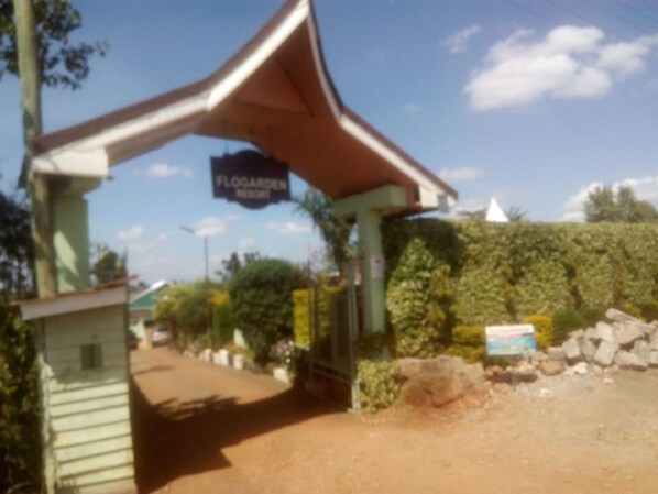 A gated entrance with a sign reading "Floggarden Resort". - Flo Garden Resort (Ruiru)