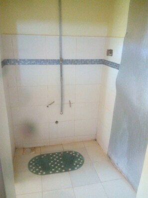 Single Room | Bathroom | Shower, rainfall showerhead, free toiletries, towels - Flo Garden Resort (Ruiru)