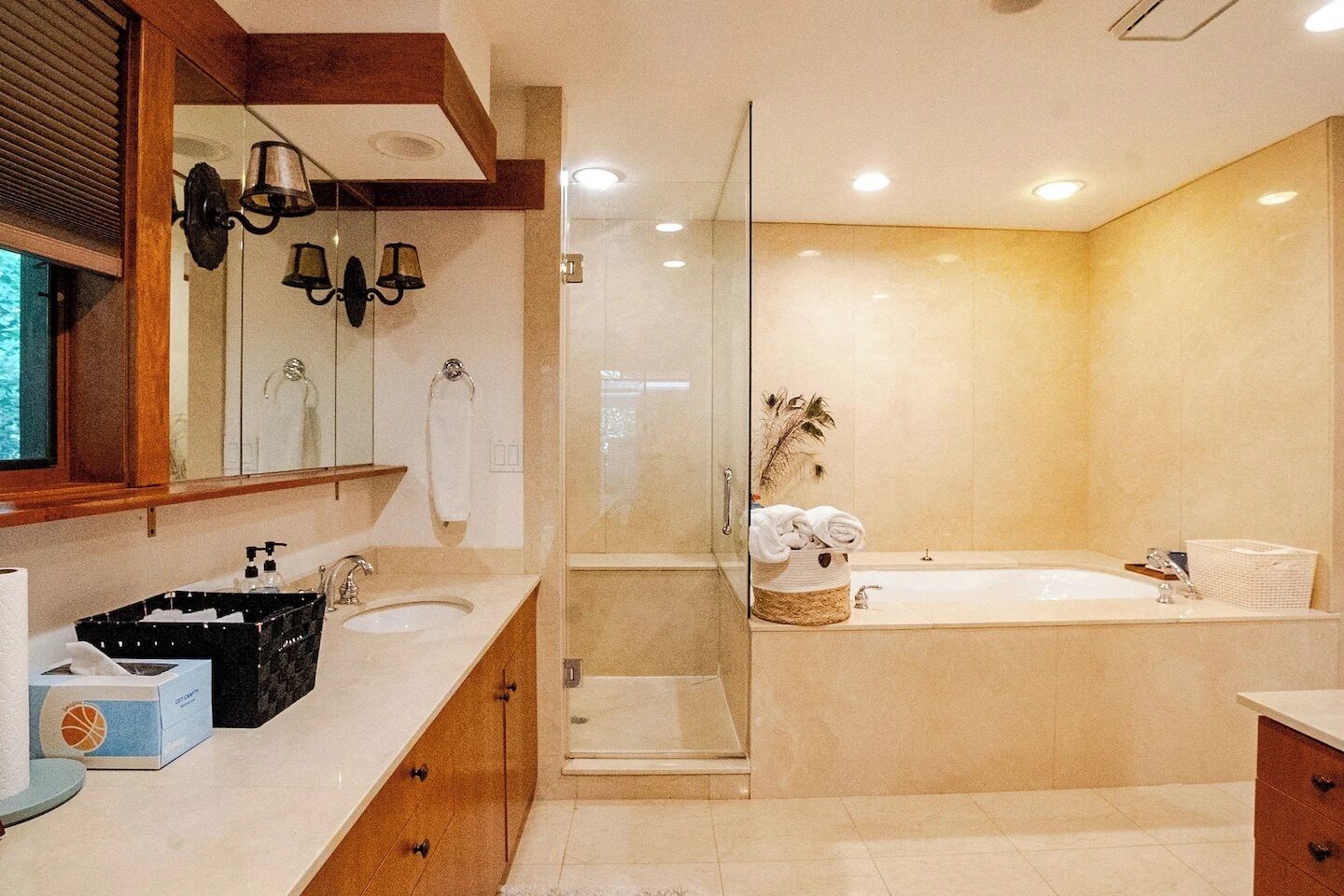 Een douche, een bubbelbad, een haardroger, handdoeken