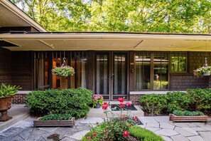 Exterior detail - Master qtr close to nature & easy urban facilities (Riverwoods)