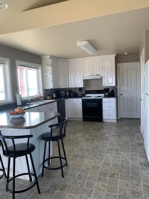 Fridge, microwave, oven, stovetop - Lovely house on the Snake River that is minutes from CJ Strike Reservoir ! (Bruneau)