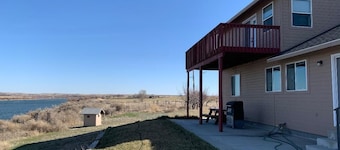 Lovely house on the Snake River that is minutes from CJ Strike Reservoir !