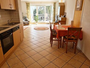 Kühlschrank, Mikrowelle, Ofen, Geschirrspüler