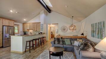 Televisión, chimenea, reproductor de DVD y estéreo