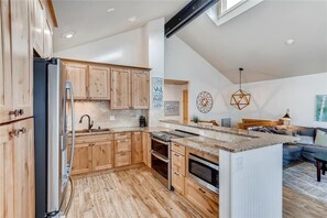 Fridge, microwave, oven, stovetop - New Listing! Travelers Retreat! Close to Town and the Slopes! On the bus Route! (Breckenridge)