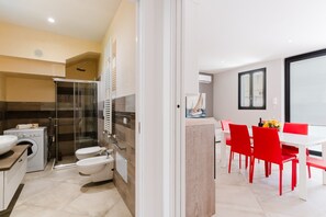 Een douche, gratis toiletartikelen, een haardroger, handdoeken