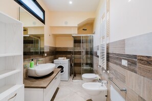 Een douche, gratis toiletartikelen, een haardroger, handdoeken