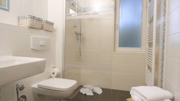 Dusche, Haartrockner, Toilettenpapier