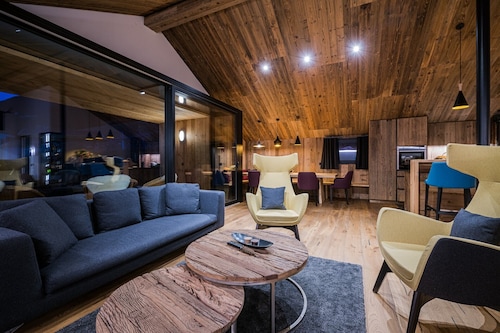 Chalet 'Chalet Ortles' with Lake View, Private Terrace and Wi-Fi