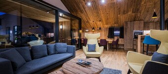 Chalet 'Chalet Ortles' with Lake View, Private Terrace and Wi-Fi