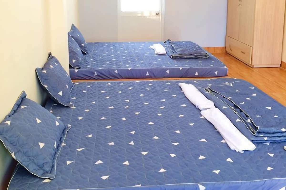 Family Room | Desk, soundproofing, free WiFi