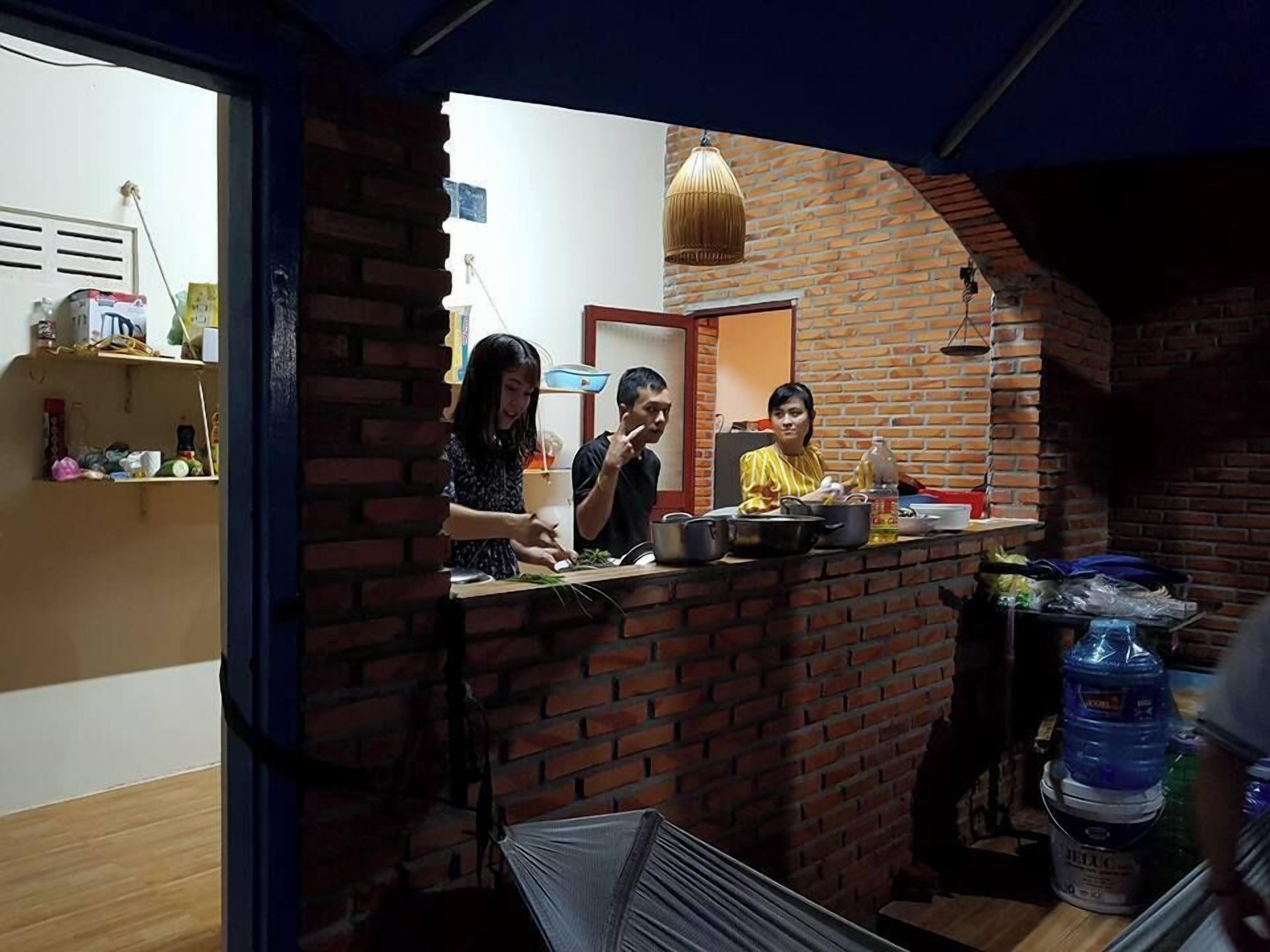 Refrigerador, microondas, parrilla de estufa y utensilios de cocina 