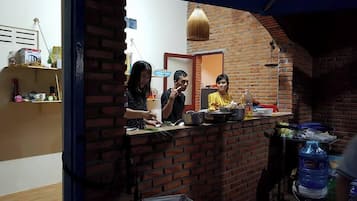 Refrigerador, microondas, parrilla de estufa y utensilios de cocina