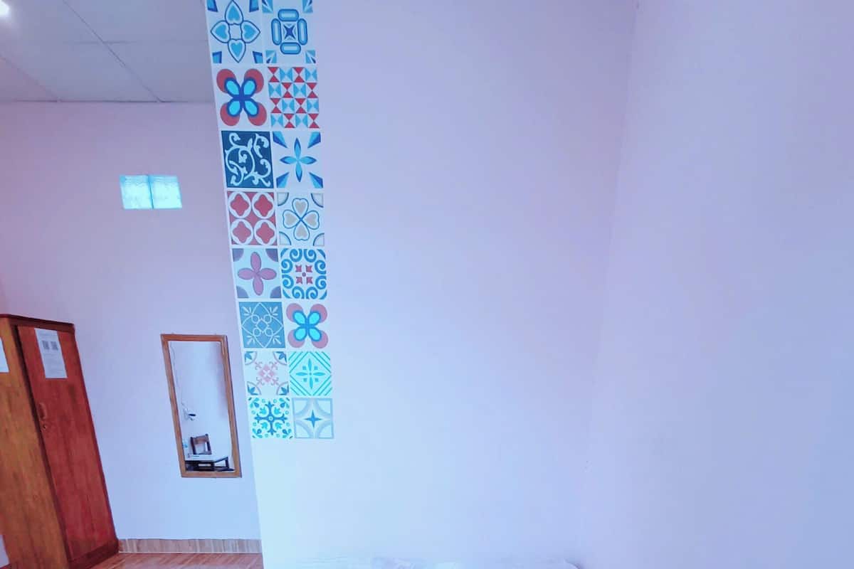 Hypo-allergenic bedding, soundproofing, free WiFi