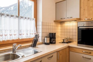 Een koelkast, een oven, een kookplaat, een vaatwasser