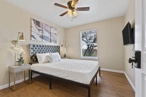 3 bedrooms, desk, iron/ironing board, free WiFi