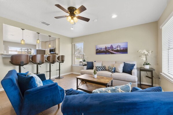 Smart TV, offices - Walking Distance To Live Music!   (Austin)