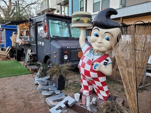 Exterior - Walking Distance To Live Music!   (Austin)