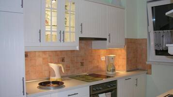 KĂŒhlschrank, Mikrowelle, Ofen, Herdplatte