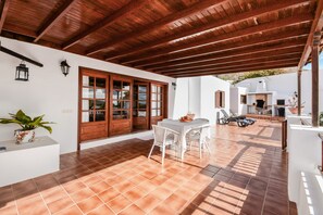 Outdoor dining - Stunning Villa Casa Concha with Mountain View, Sea View, Wi-Fi, Garden (Nazaret, Teguise)