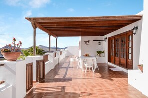 Outdoor dining - Stunning Villa Casa Concha with Mountain View, Sea View, Wi-Fi, Garden (Nazaret, Teguise)