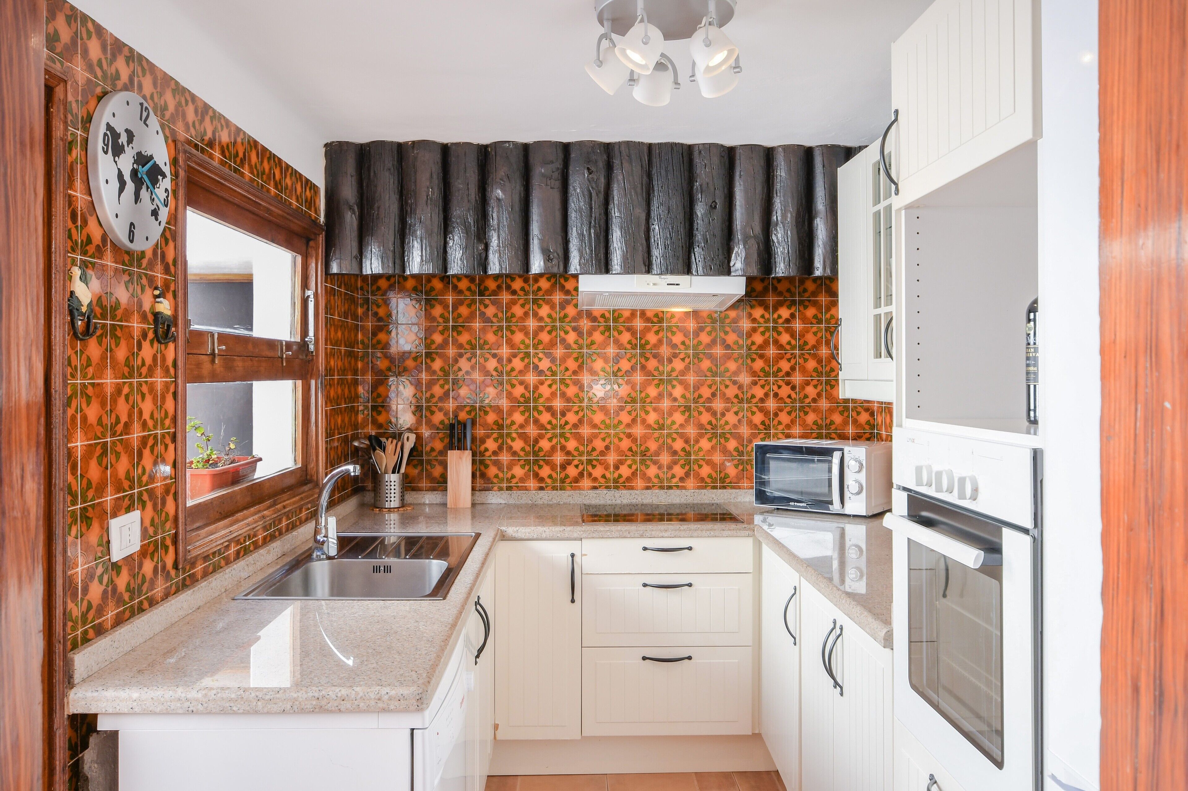 Kylskåp, mikrovågsugn, ugn och spishäll