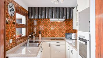 KylskÄp, mikrovÄgsugn, ugn och spishÀll