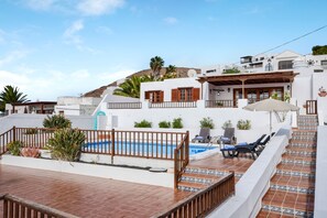 Pool - Stunning Villa Casa Concha with Mountain View, Sea View, Wi-Fi, Garden (Nazaret, Teguise)