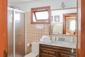 Bathtub, hair dryer, towels - Stunning Villa Casa Concha with Mountain View, Sea View, Wi-Fi, Garden (Nazaret, Teguise)