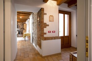 Interior - Apartment "Casa Silvia ll" with Lake View, Wi-Fi & Garden (Torri del Benaco/Albisano)